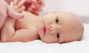 Родничок у новорожденных: для чего он нужен и как за ним ухаживать?