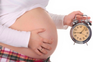 Почему возникает и чем опасна переношенная беременность?